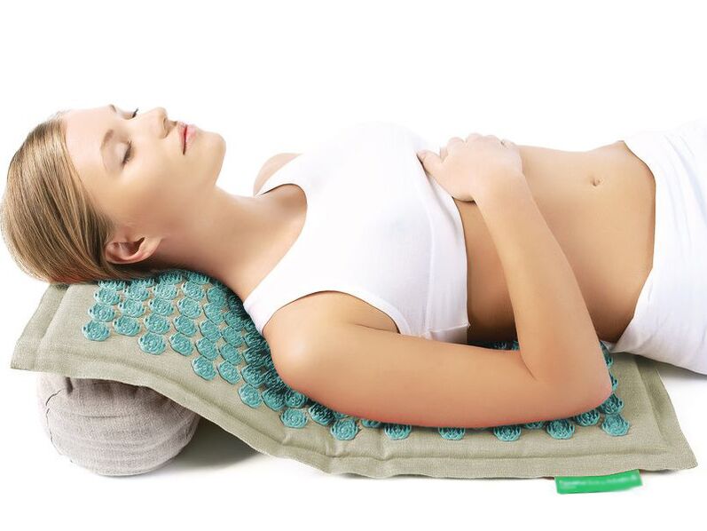 The needle applicator helps relieve muscle spasms in cervical osteochondrosis